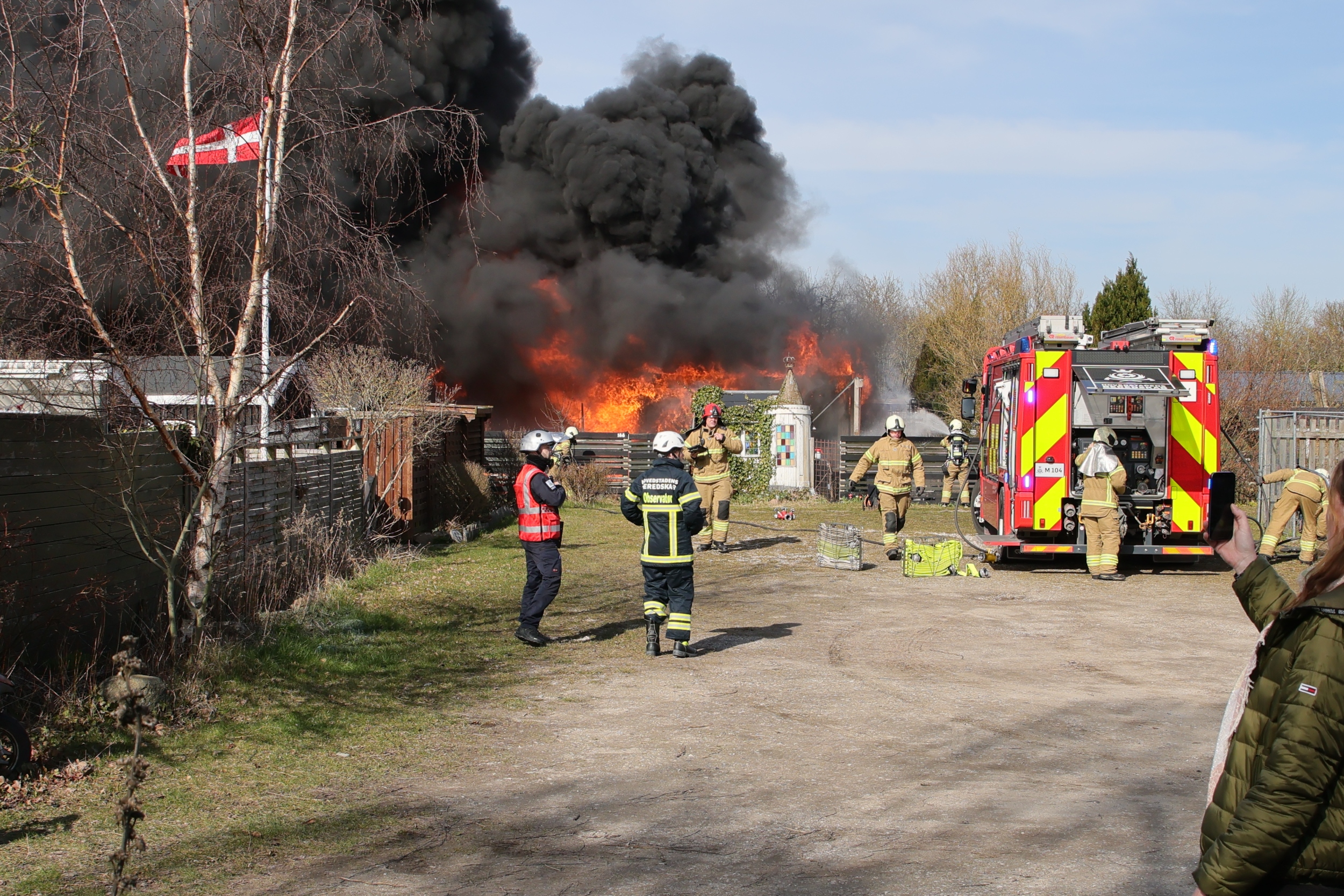 Flammerne har godt fat i de to kolonihavehuse - Foto : Jan Morfar © 112-DANMARK.DK